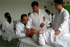 标题：老师对学生进行手法辅导
浏览次数：51757
发布时间：2018-06-04